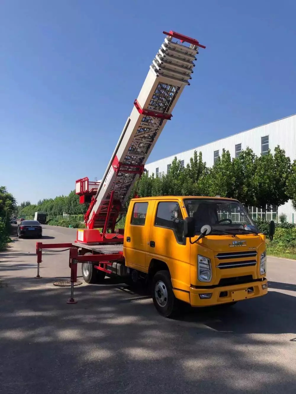 隆昌附近的云梯车出租服务：轻松解决高空作业需求